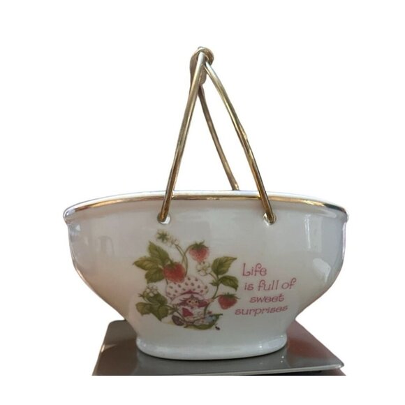 Vintage Ceramic Basket With Gold Handle & Strawberry Shortcake Design - Picture 3 of 9